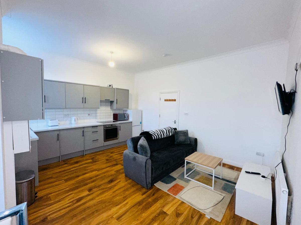 Newly Refurbished Two Bedrooms Flat Apartment *